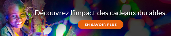 Découvrez l’impact des cadeaux durables. En savoir plus. Un enfant sourit en tenant l'une des nombreuses ampoules de couleurs différentes.